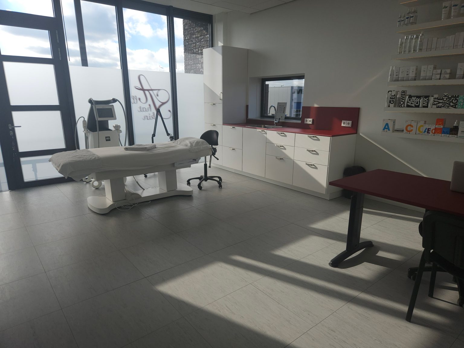 De behandelruimte van All That Skin in Zwaagdijk-Oost