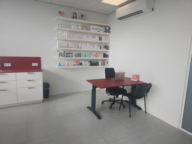Intakeplek met bureau en productwand