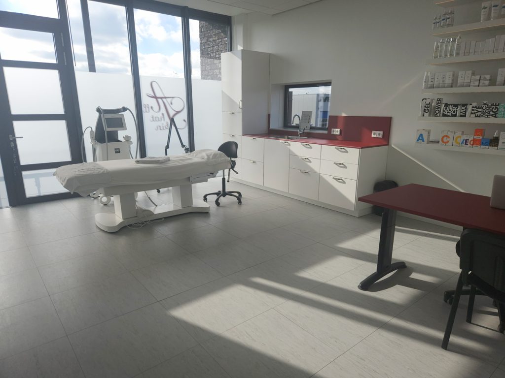 De lichte behandelruimte van All That Skin in Zwaagdijk-Oost